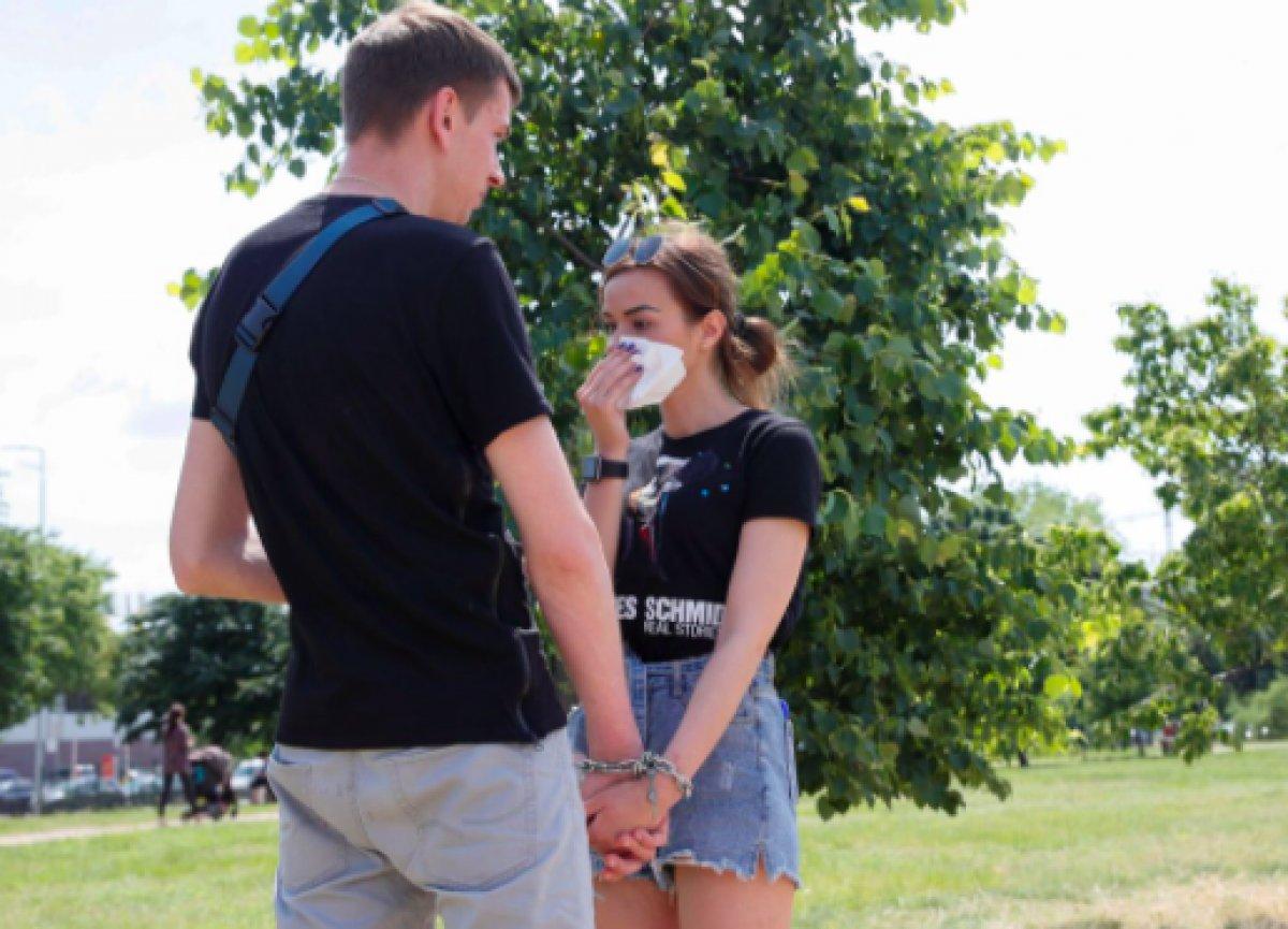 Ukrayna'da ayrılmamak için kendilerini birbirlerine kelepçeleyen çift ilişkilerini bitirdiler