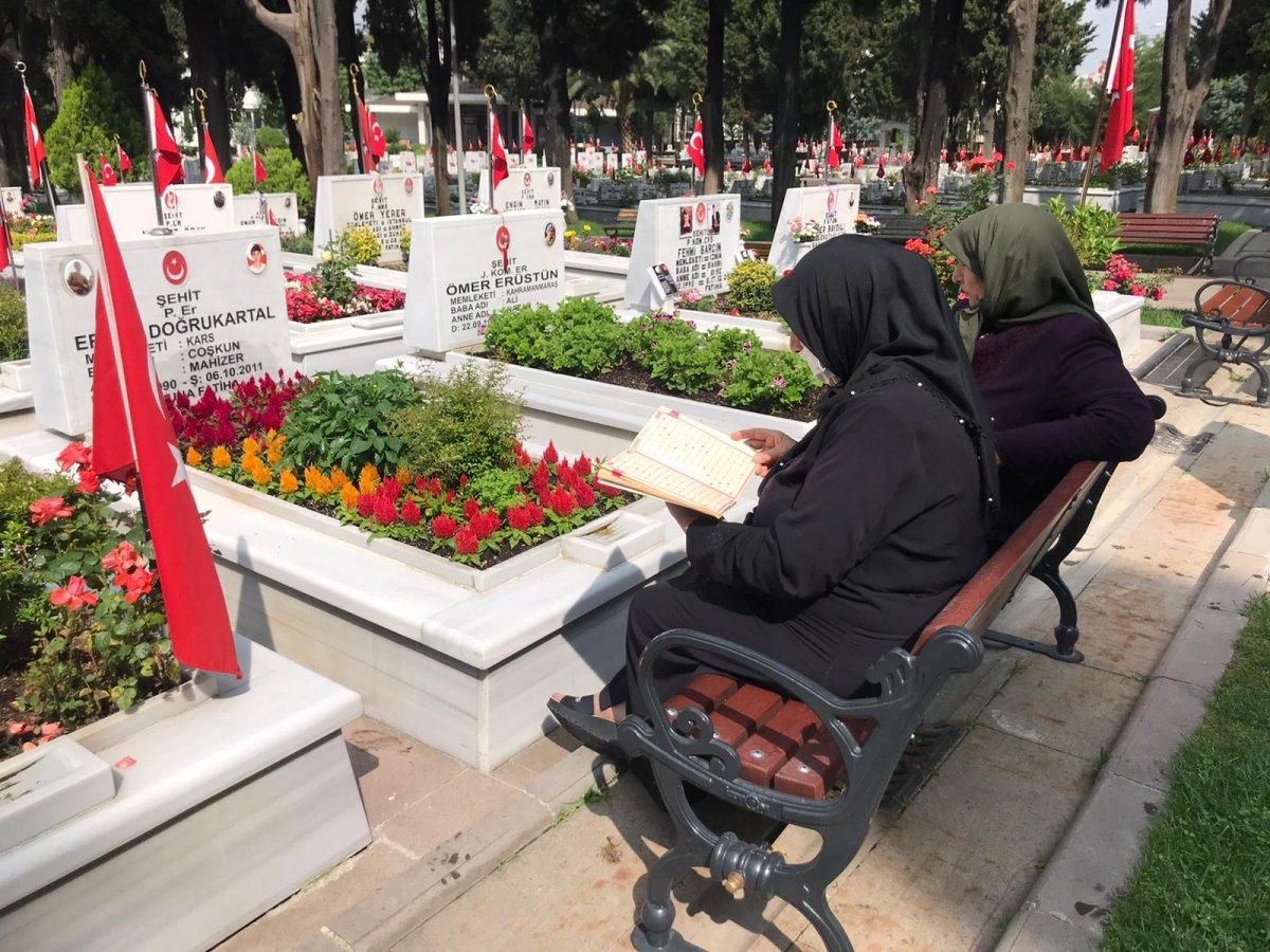 Edirnekapı Şehitliği’nde Babalar Günü buruk geçti