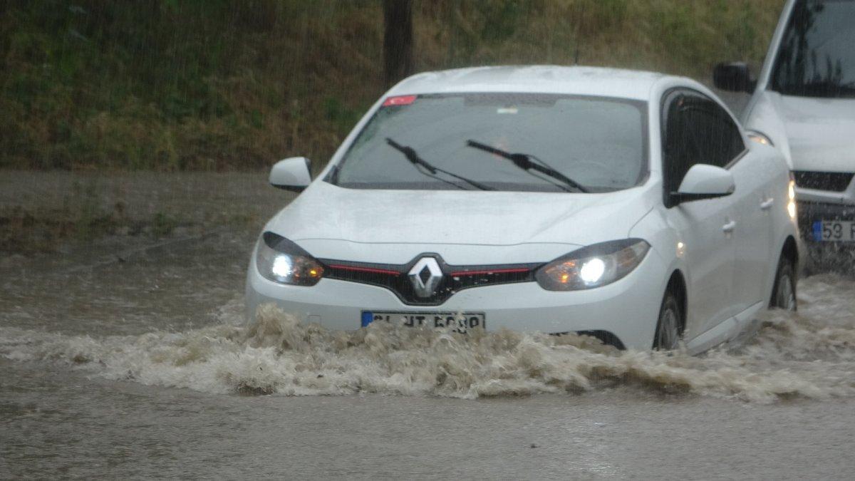 Tekirdağ'da caddeler suyla doldu, araçlar mahsur kaldı