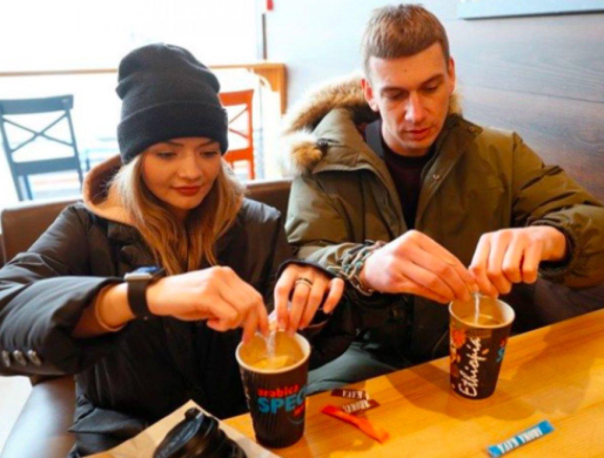 Ukrayna'da ayrılmamak için kendilerini birbirlerine kelepçeleyen çift ilişkilerini bitirdiler