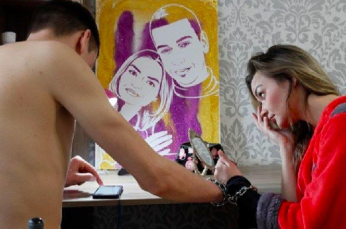 Ukrayna'da ayrılmamak için kendilerini birbirlerine kelepçeleyen çift ilişkilerini bitirdiler