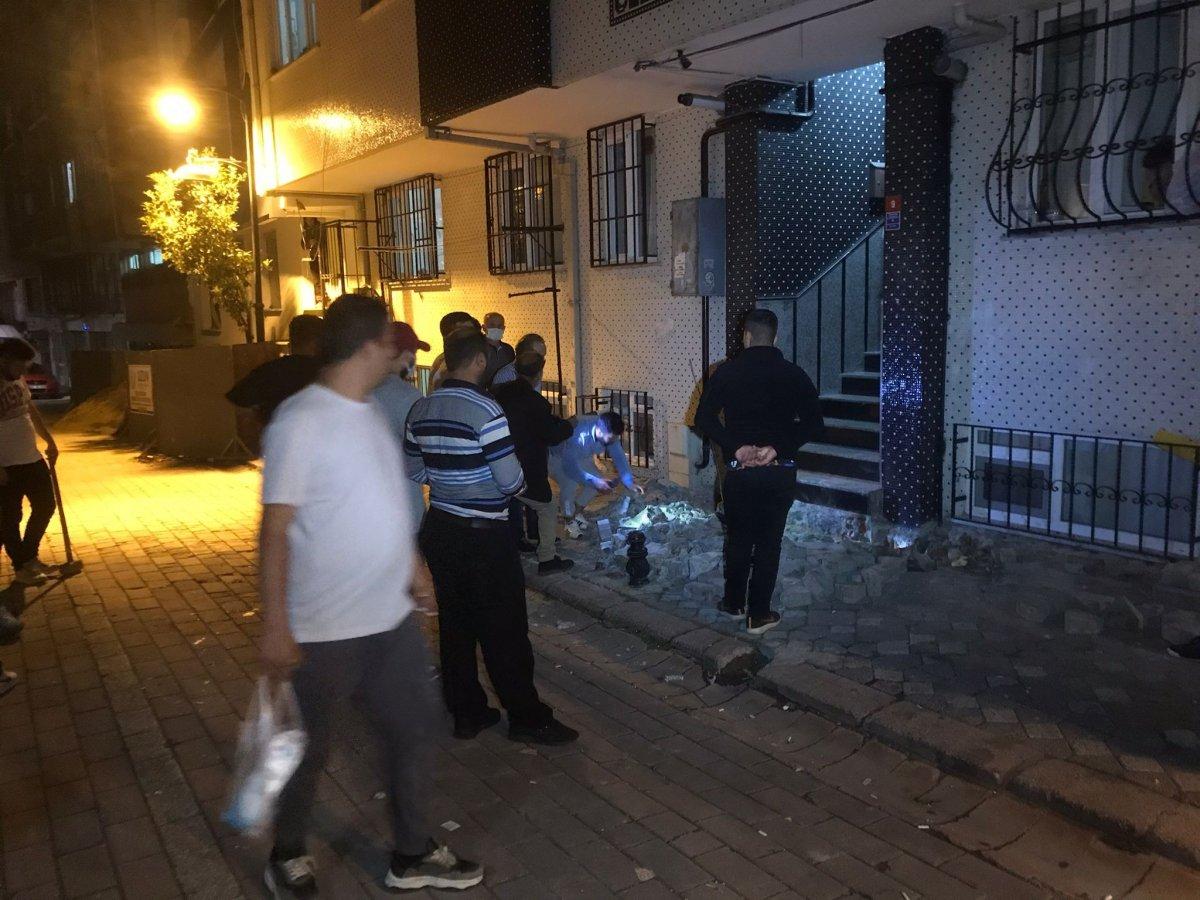 Zeytinburnu'nda mahalleye giren yılan panik yarattı