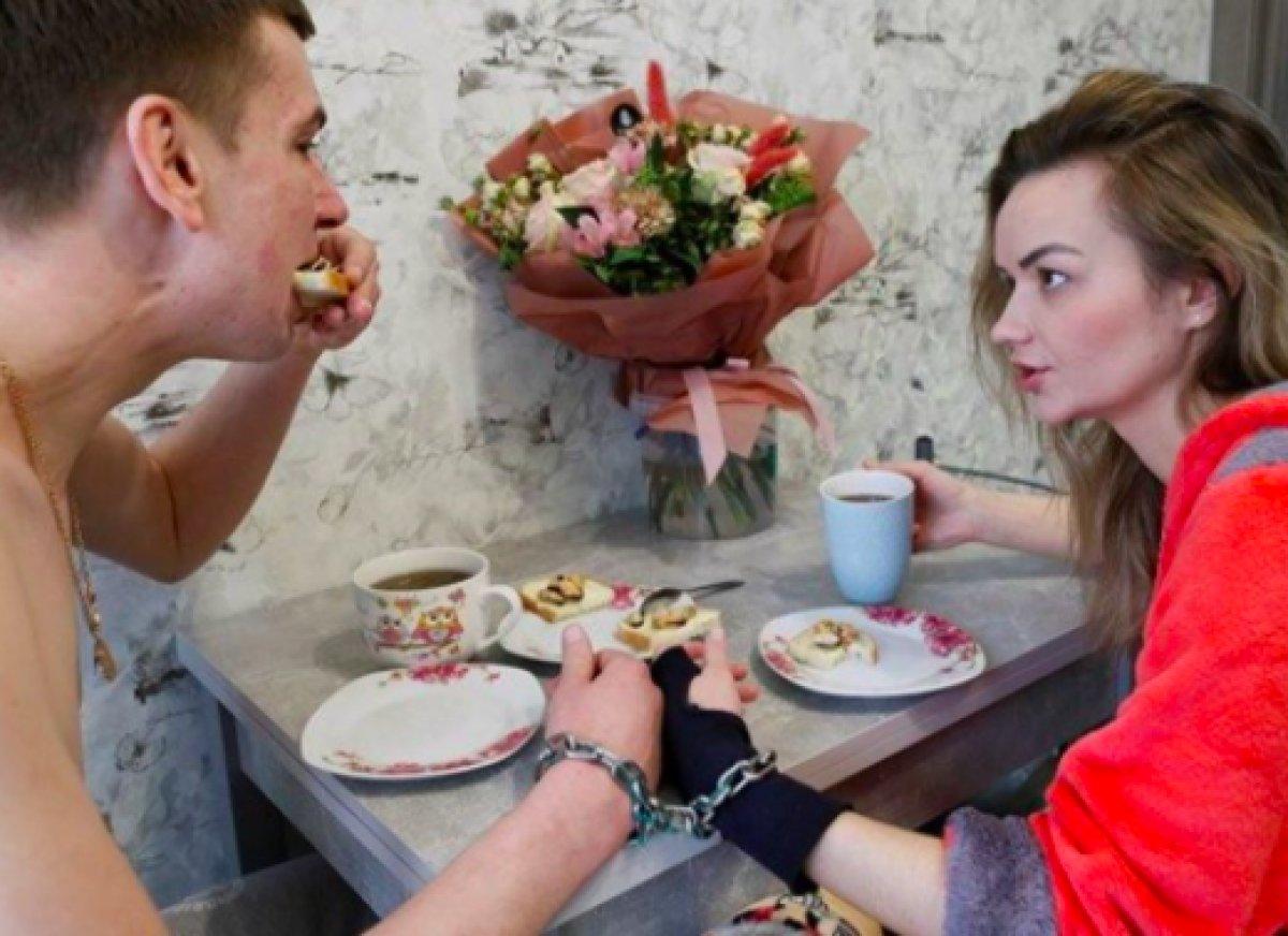 Ukrayna'da ayrılmamak için kendilerini birbirlerine kelepçeleyen çift ilişkilerini bitirdiler