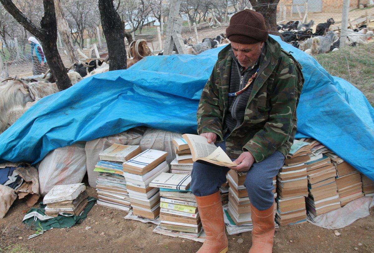 Elazığ'da yıllar önce bıraktığı üniversiteden 67 yaşında mezun oldu