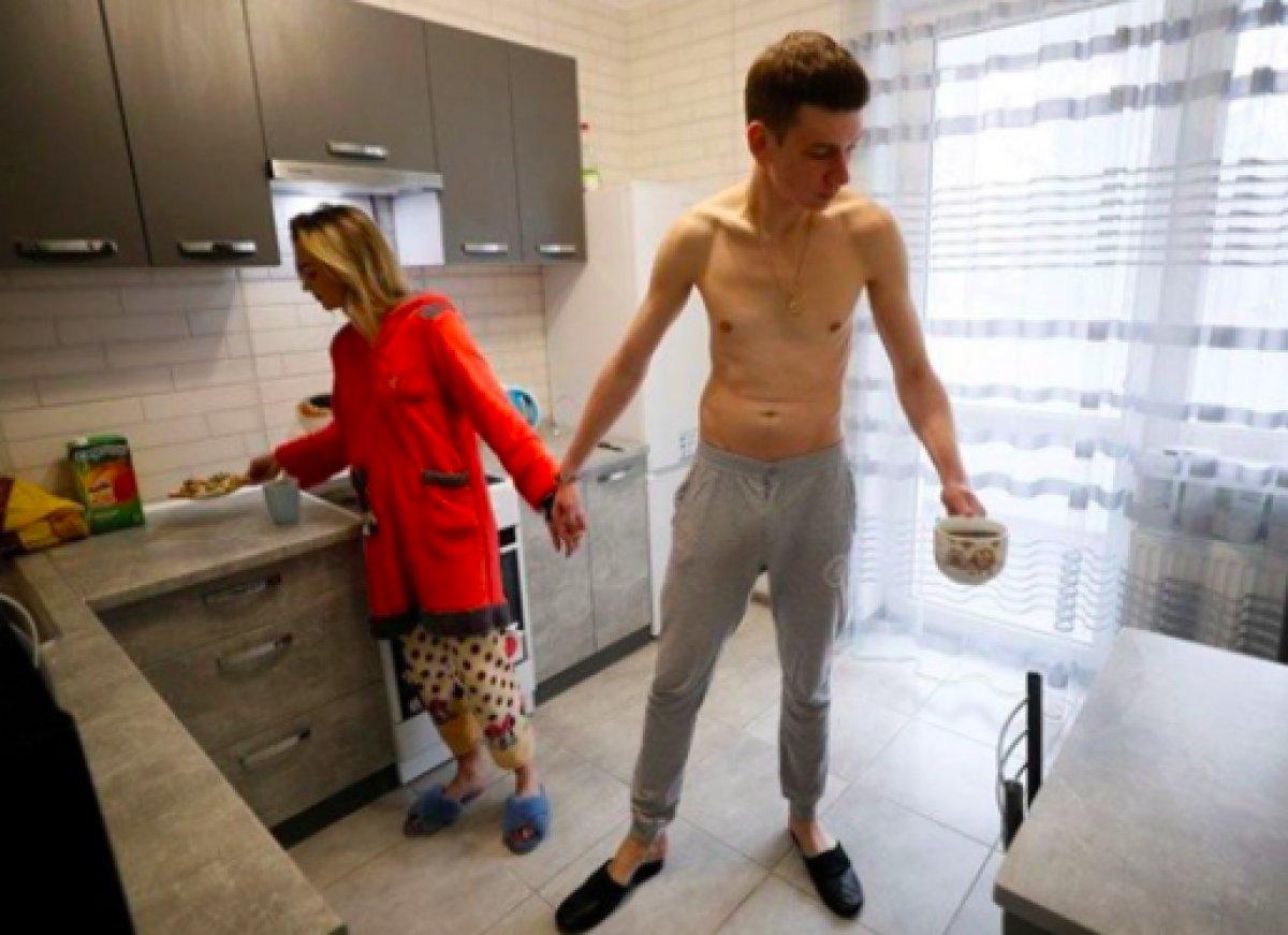 Ukrayna'da ayrılmamak için kendilerini birbirlerine kelepçeleyen çift ilişkilerini bitirdiler