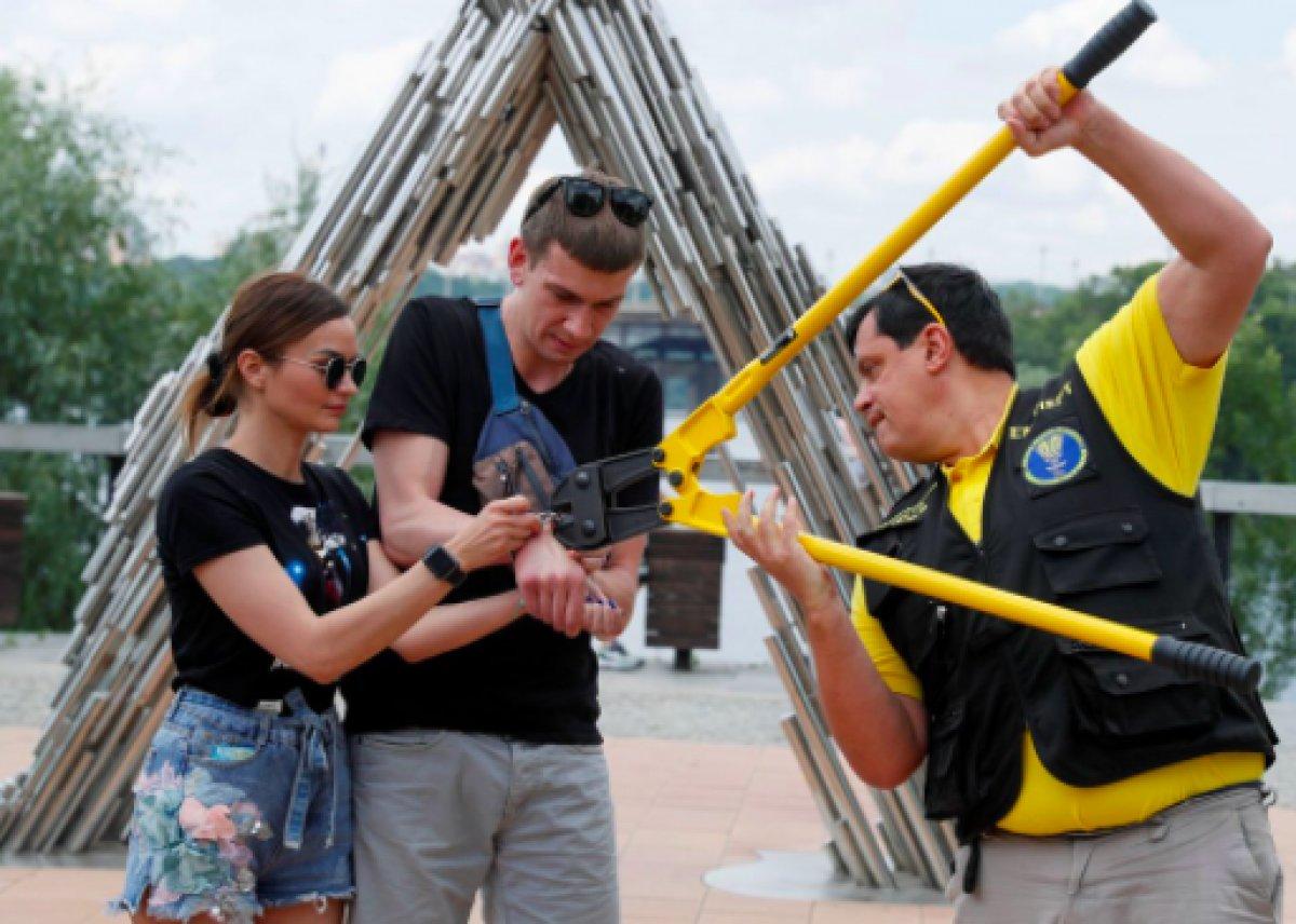 Ukrayna'da ayrılmamak için kendilerini birbirlerine kelepçeleyen çift ilişkilerini bitirdiler