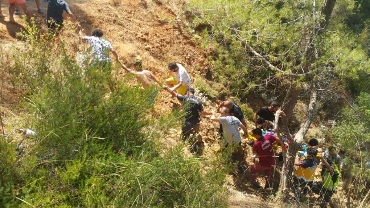 Antalya'da vatandaşlar 50 metrelik çukurdan yaralıları çıkardı