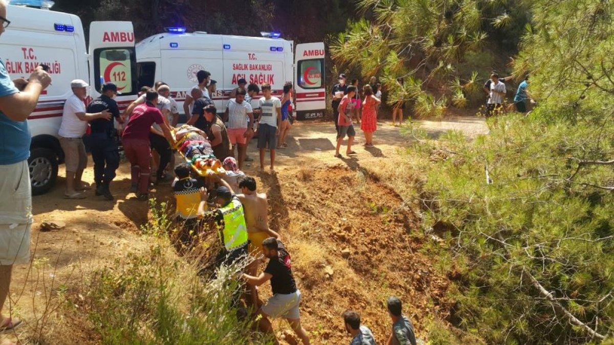 Antalya'da vatandaşlar 50 metrelik çukurdan yaralıları çıkardı