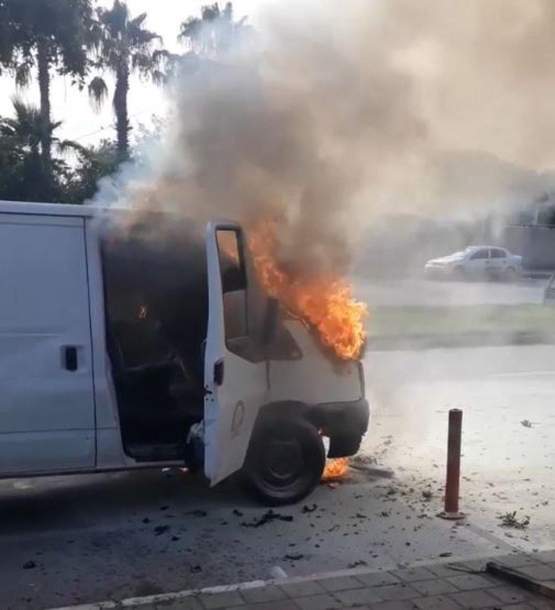 Antalya’da yanan aracına, kovalar ile su döktü