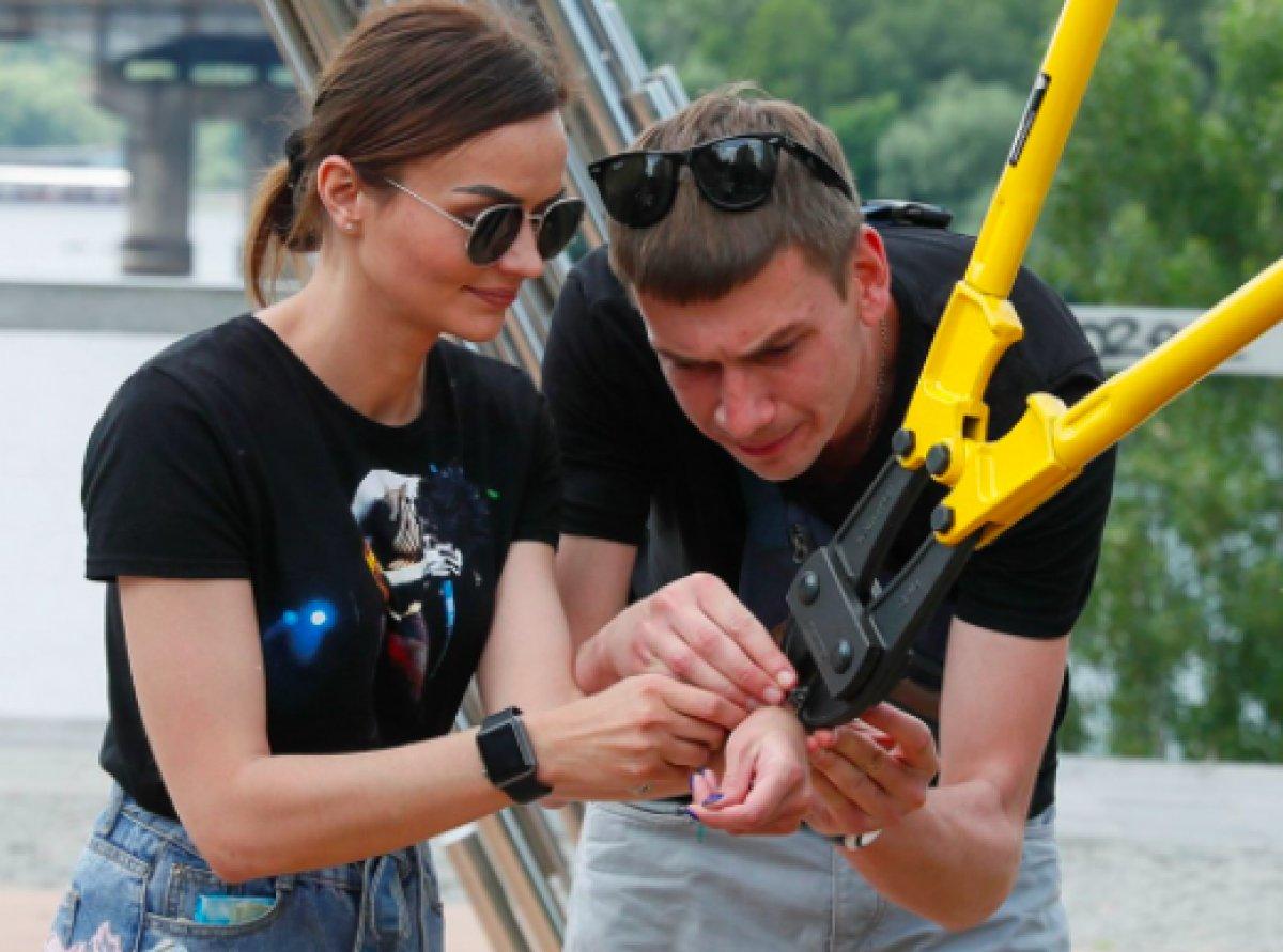 Ukrayna'da ayrılmamak için kendilerini birbirlerine kelepçeleyen çift ilişkilerini bitirdiler