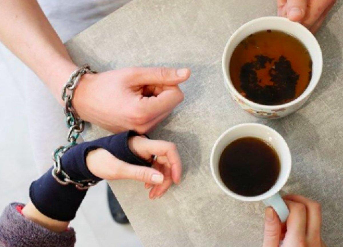 Ukrayna'da ayrılmamak için kendilerini birbirlerine kelepçeleyen çift ilişkilerini bitirdiler