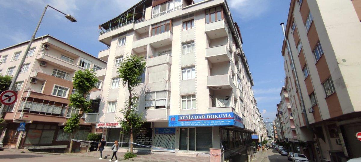 Güngören’de, deprem sonrası balkonu çöken bina boşaltıldı