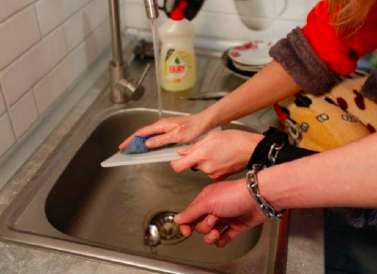 Ukrayna'da ayrılmamak için kendilerini birbirlerine kelepçeleyen çift ilişkilerini bitirdiler