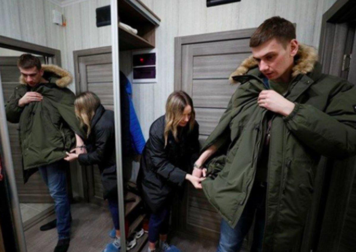 Ukrayna'da ayrılmamak için kendilerini birbirlerine kelepçeleyen çift ilişkilerini bitirdiler