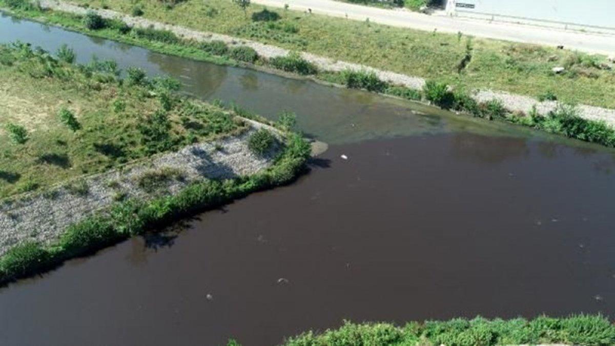 Nilüfer Çayı, atıklar nedeniyle renk değiştirdi