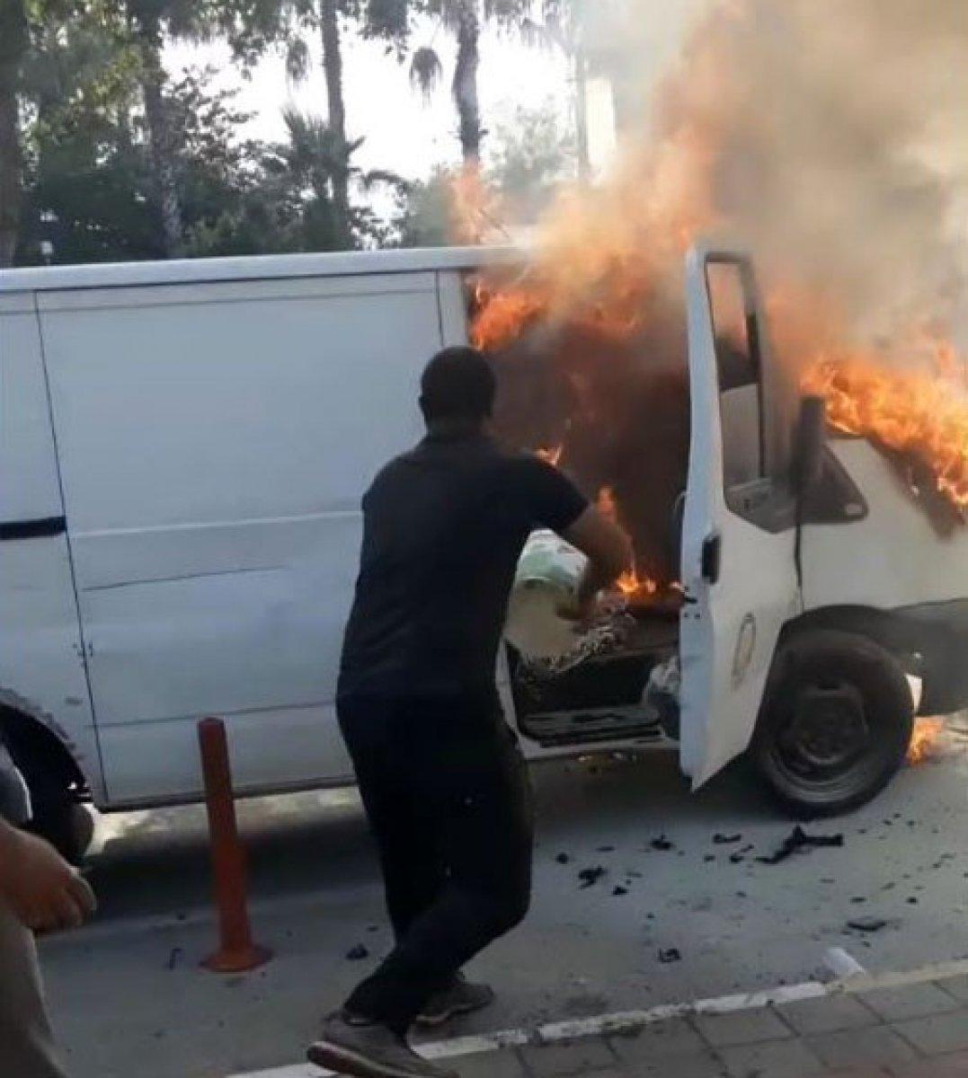 Antalya’da yanan aracına, kovalar ile su döktü