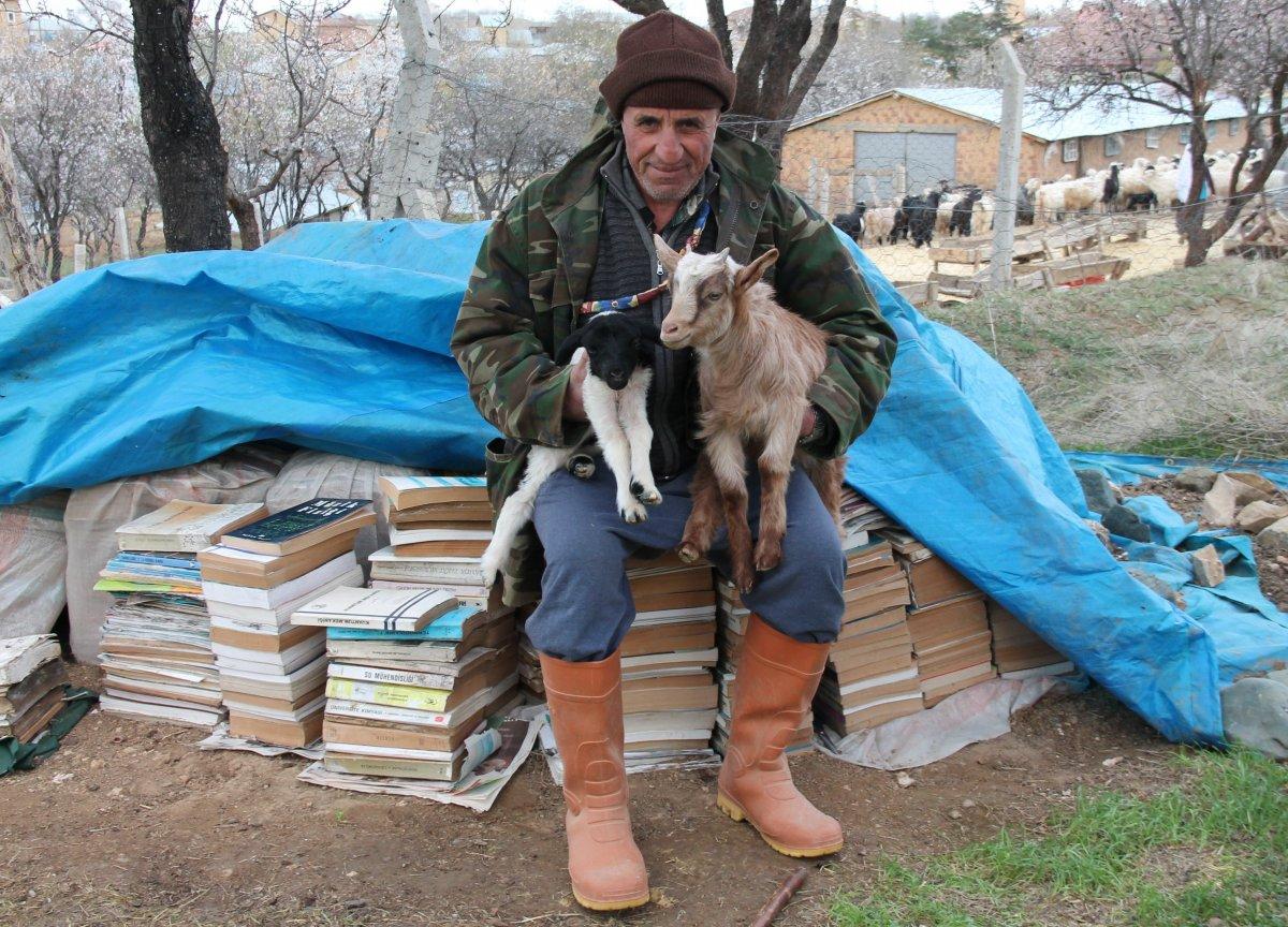 Elazığ'da yıllar önce bıraktığı üniversiteden 67 yaşında mezun oldu