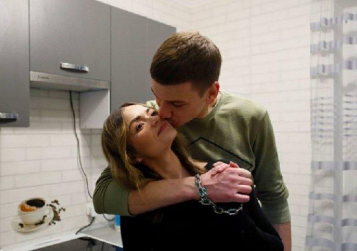 Ukrayna'da ayrılmamak için kendilerini birbirlerine kelepçeleyen çift ilişkilerini bitirdiler