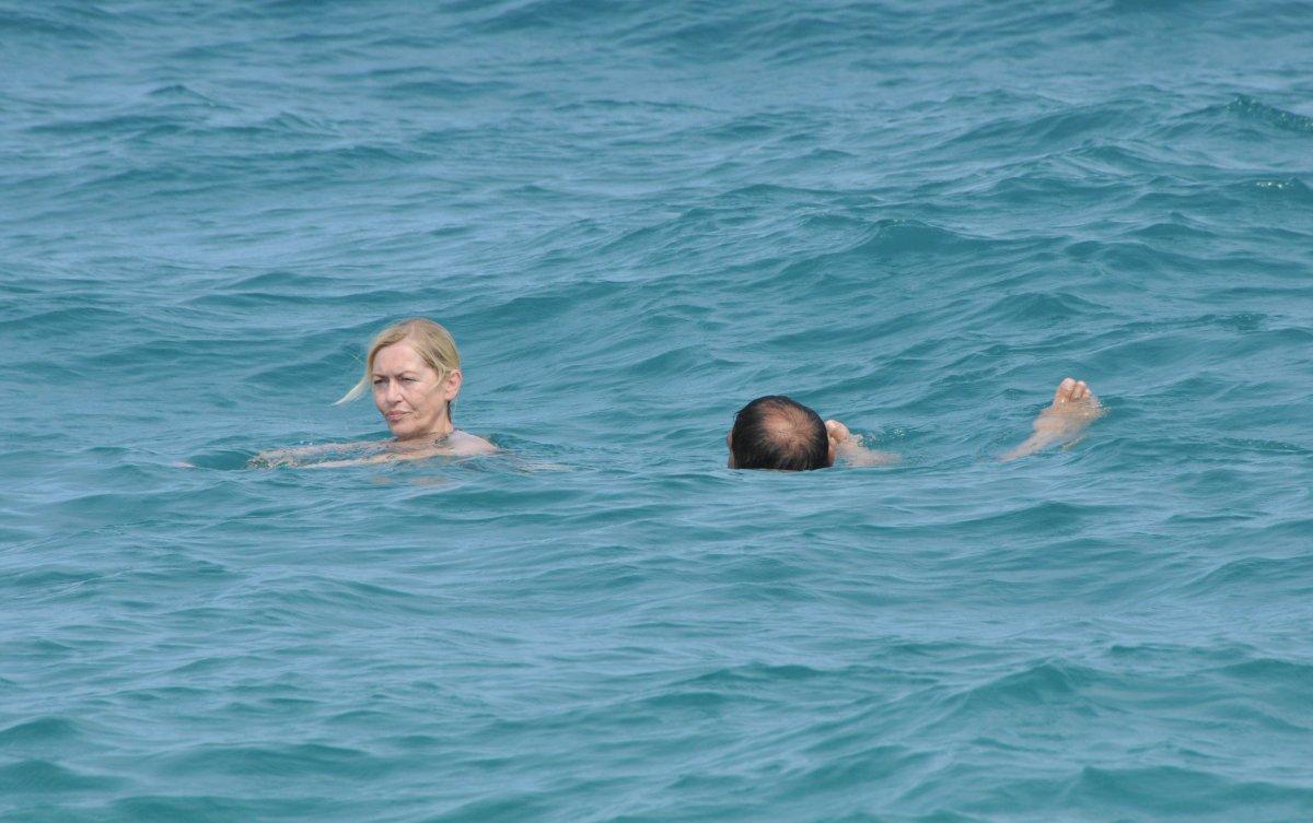 Antalya’da turistler, bulutlu havaya rağmen denize girdi