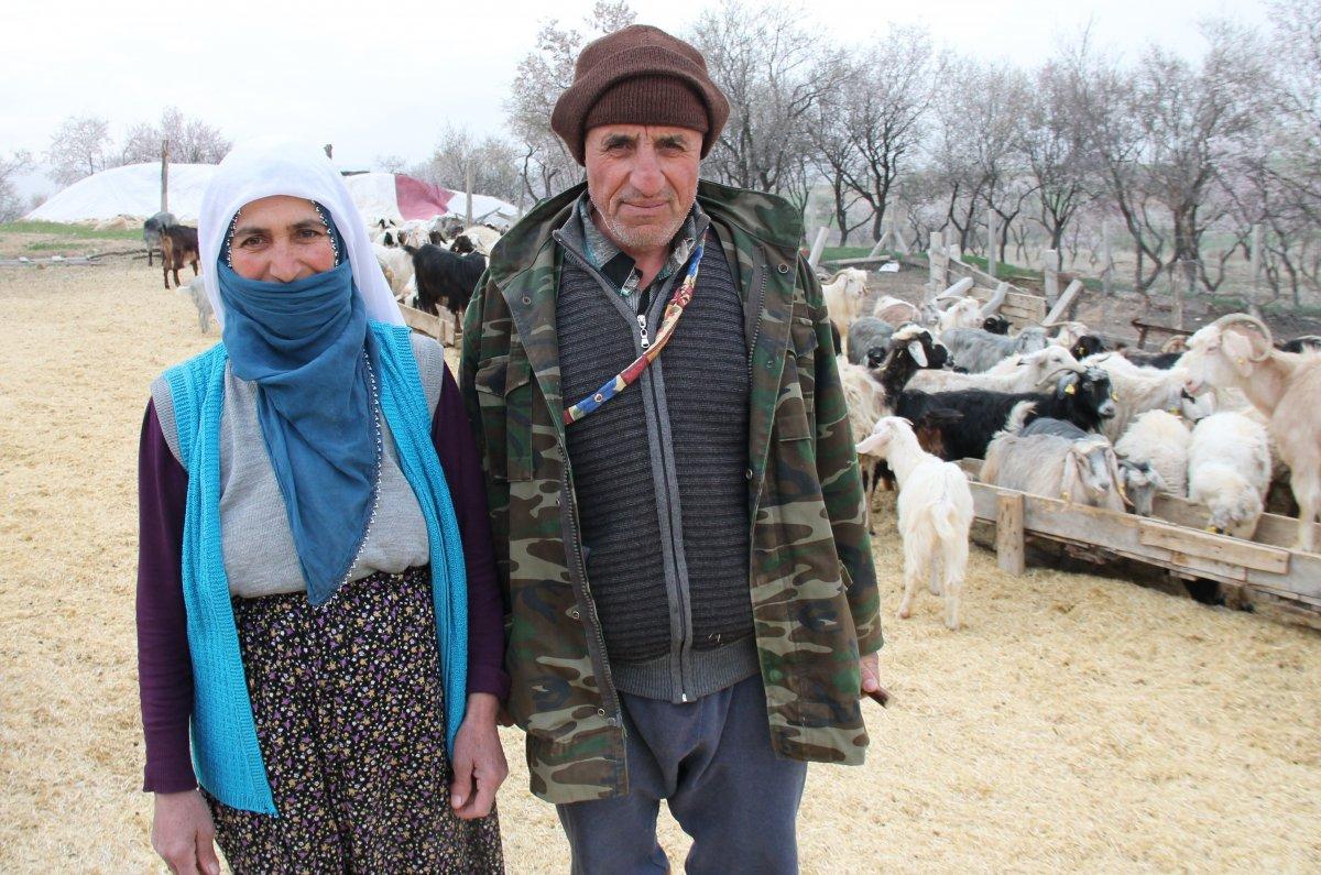 Elazığ'da yıllar önce bıraktığı üniversiteden 67 yaşında mezun oldu