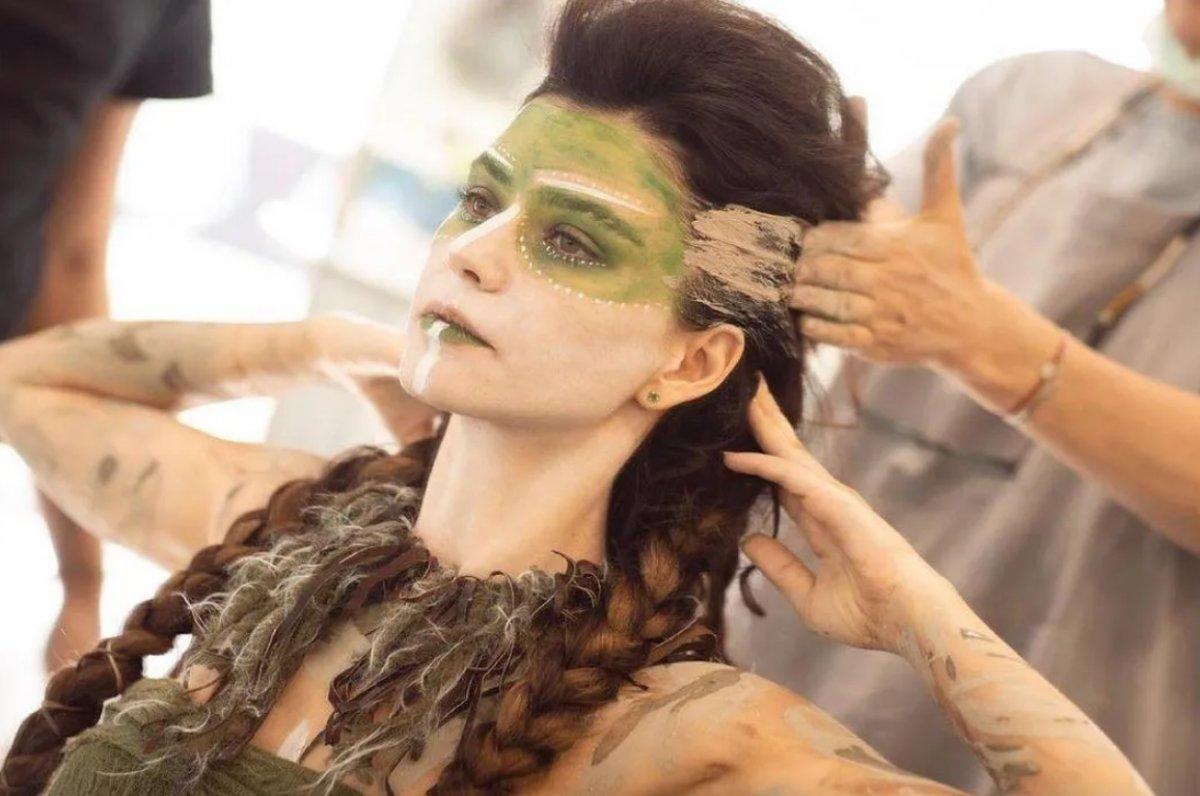 Beren Saat oynadığı diziye özel makyaj yaptırdı