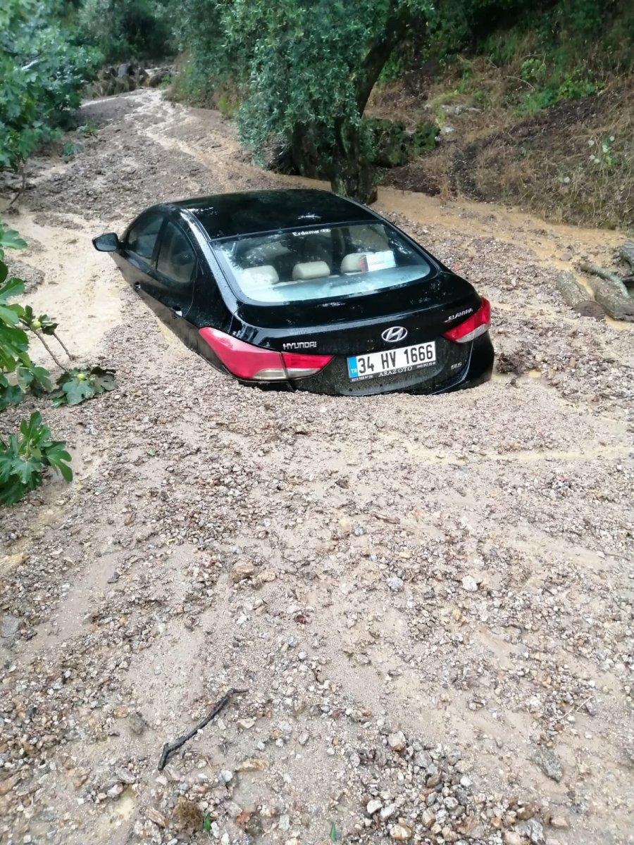 Aydın’da otomobil çamura gömüldü