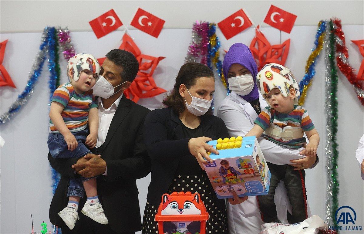 Ameliyatla ayrılan siyam ikizleri 3 yaşına girdi