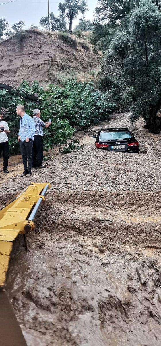 Aydın’da otomobil çamura gömüldü