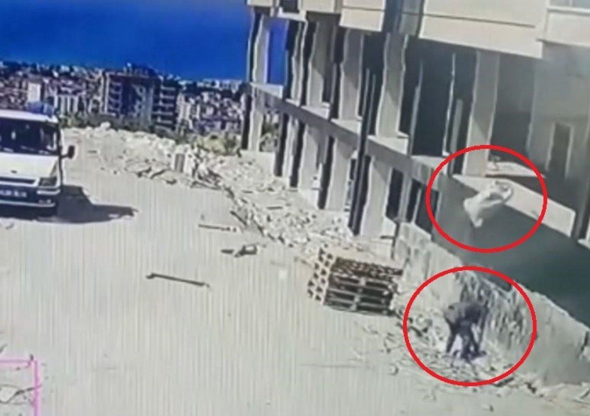 Samsun'da kum çuvallarını incelerken üzerine başka bir çuval düştü