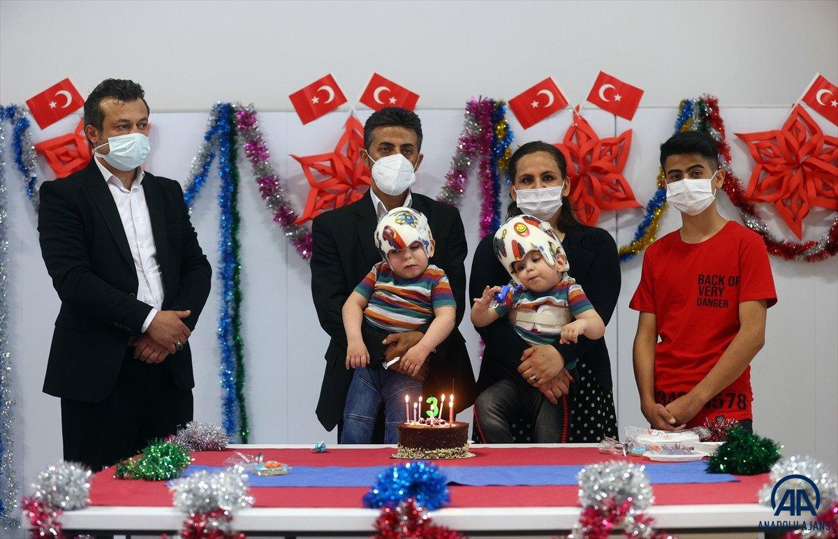 Ameliyatla ayrılan siyam ikizleri 3 yaşına girdi