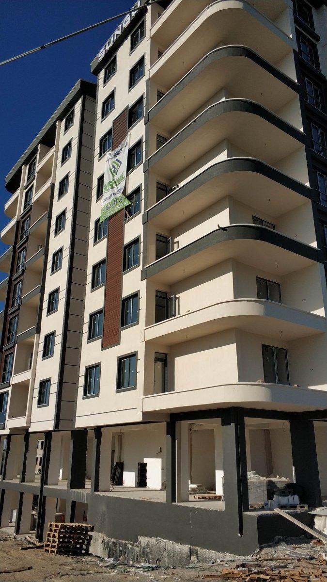 Samsun'da kum çuvallarını incelerken üzerine başka bir çuval düştü