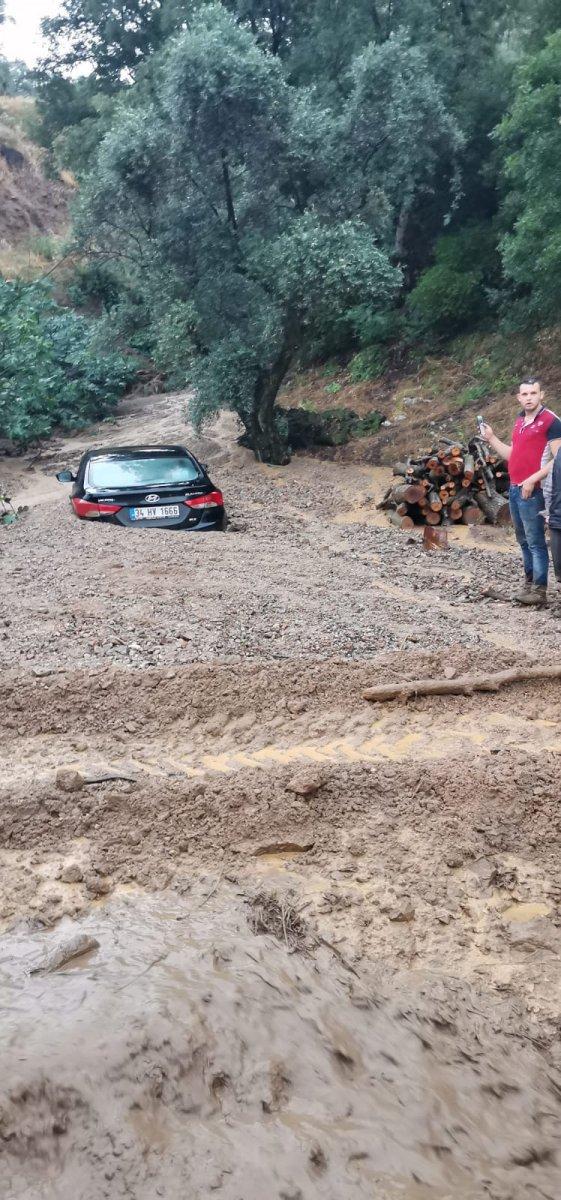 Aydın’da otomobil çamura gömüldü