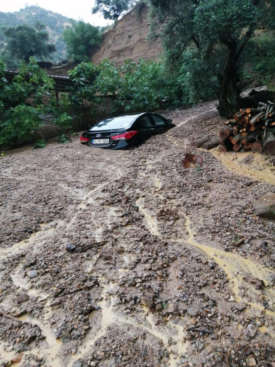 Aydın’da otomobil çamura gömüldü