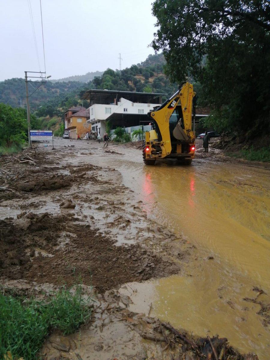 Aydın’da otomobil çamura gömüldü