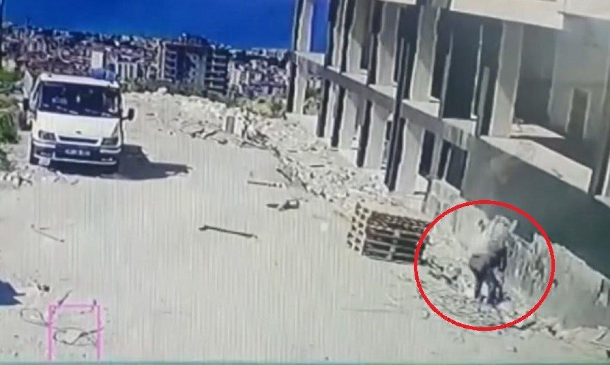 Samsun'da kum çuvallarını incelerken üzerine başka bir çuval düştü