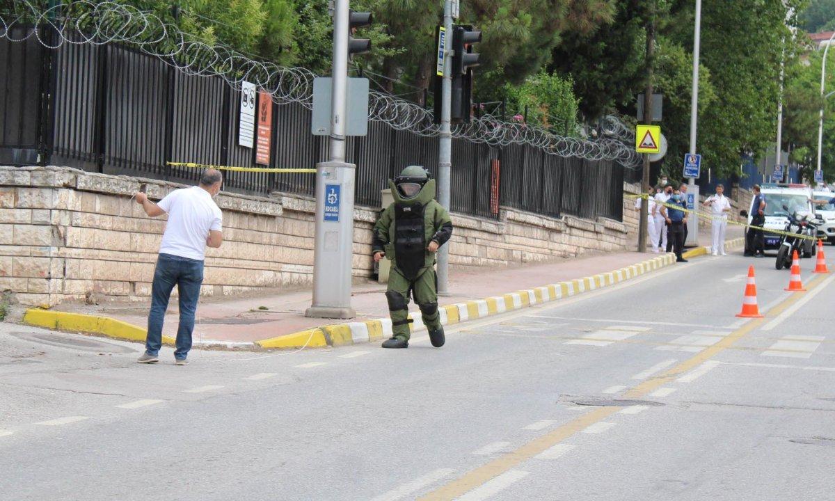 Kocaeli'de askerlik şubesi önündeki şüpheli paket fünye ile patlatıldı
