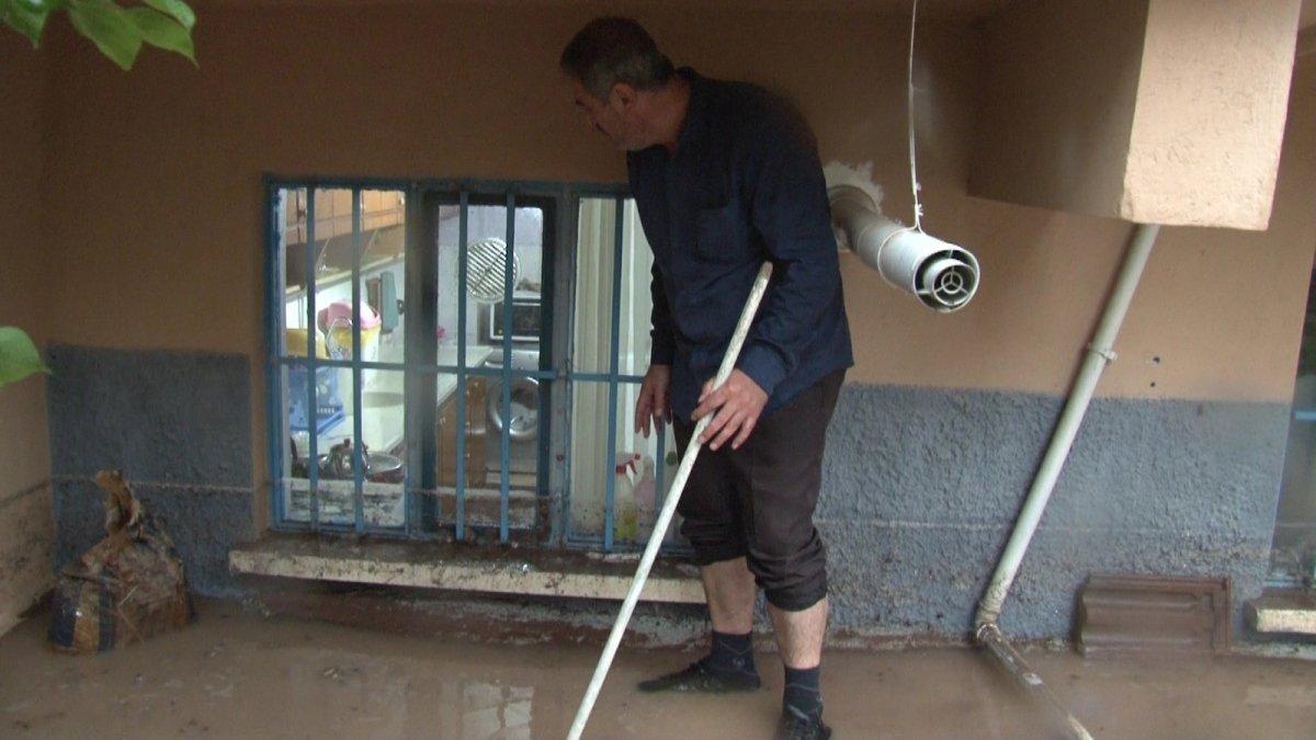 Eskişehir’de istinat duvarı çöktü, bodrum katındaki evi su bastı