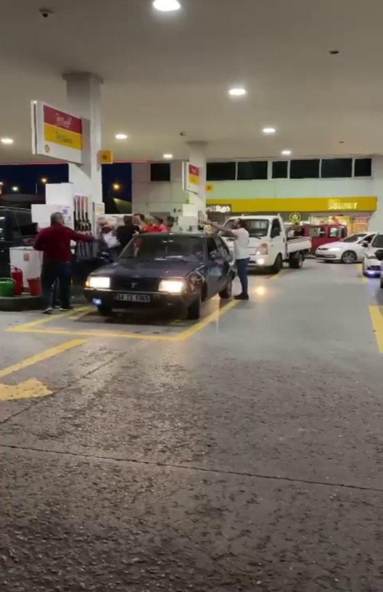 Sancaktepe’de benzin istasyonunda yumruklu kavga