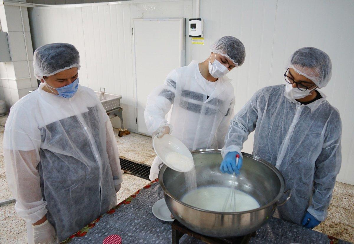 Öğrenciler sütten reçel üretti