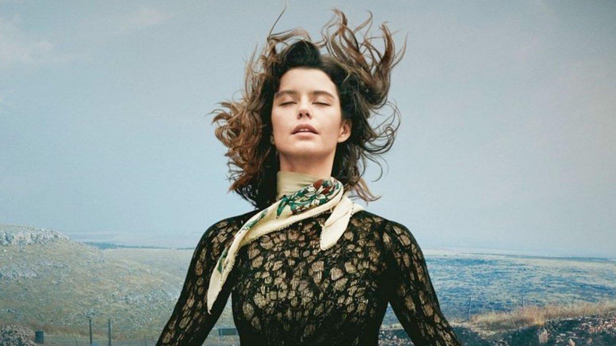 Beren Saat oynadığı diziye özel makyaj yaptırdı