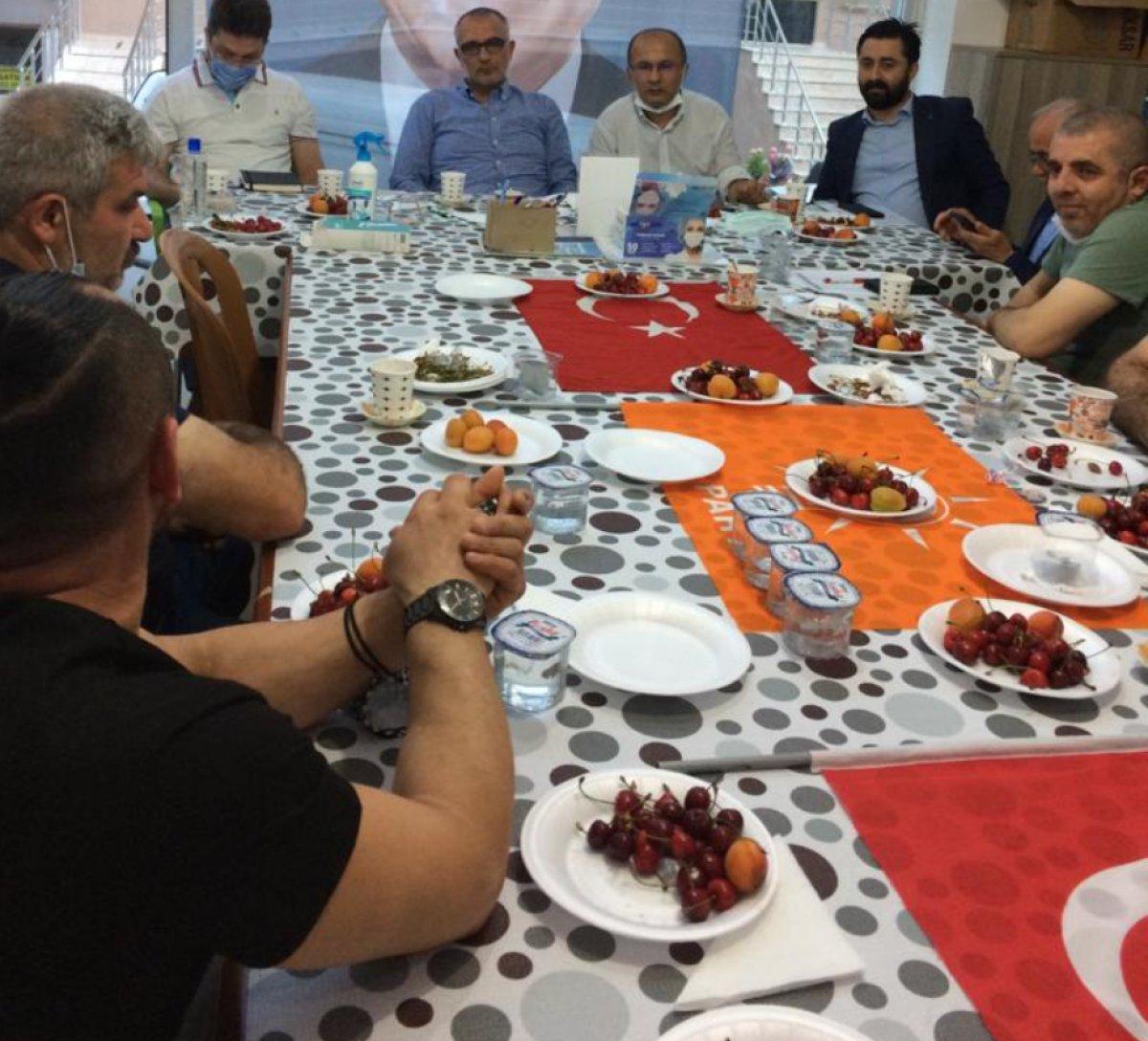 Türk bayrağı üzerinde yemek yenilmesine sert tepki