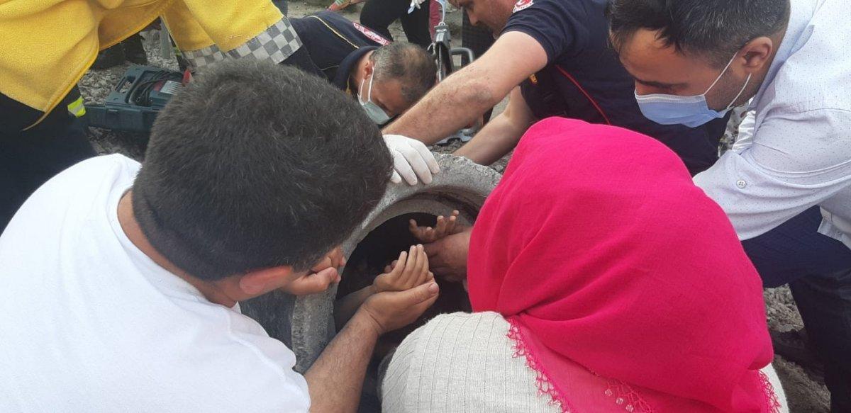 Kocaeli’nin kanalizasyon borusuna sıkışan çocuk kurtarıldı