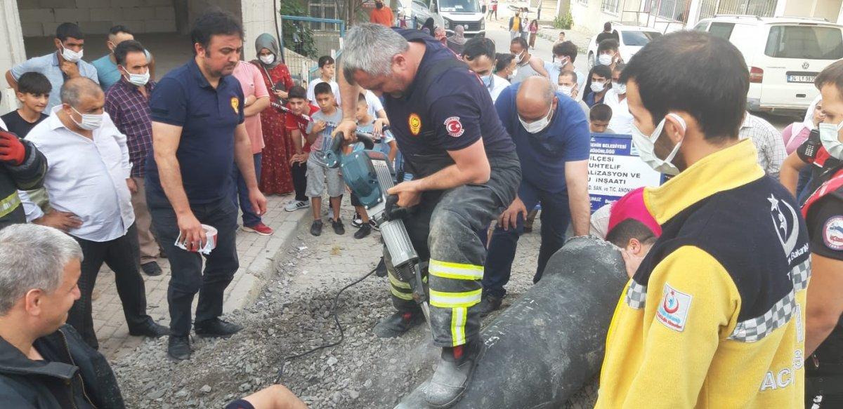 Kocaeli’nin kanalizasyon borusuna sıkışan çocuk kurtarıldı