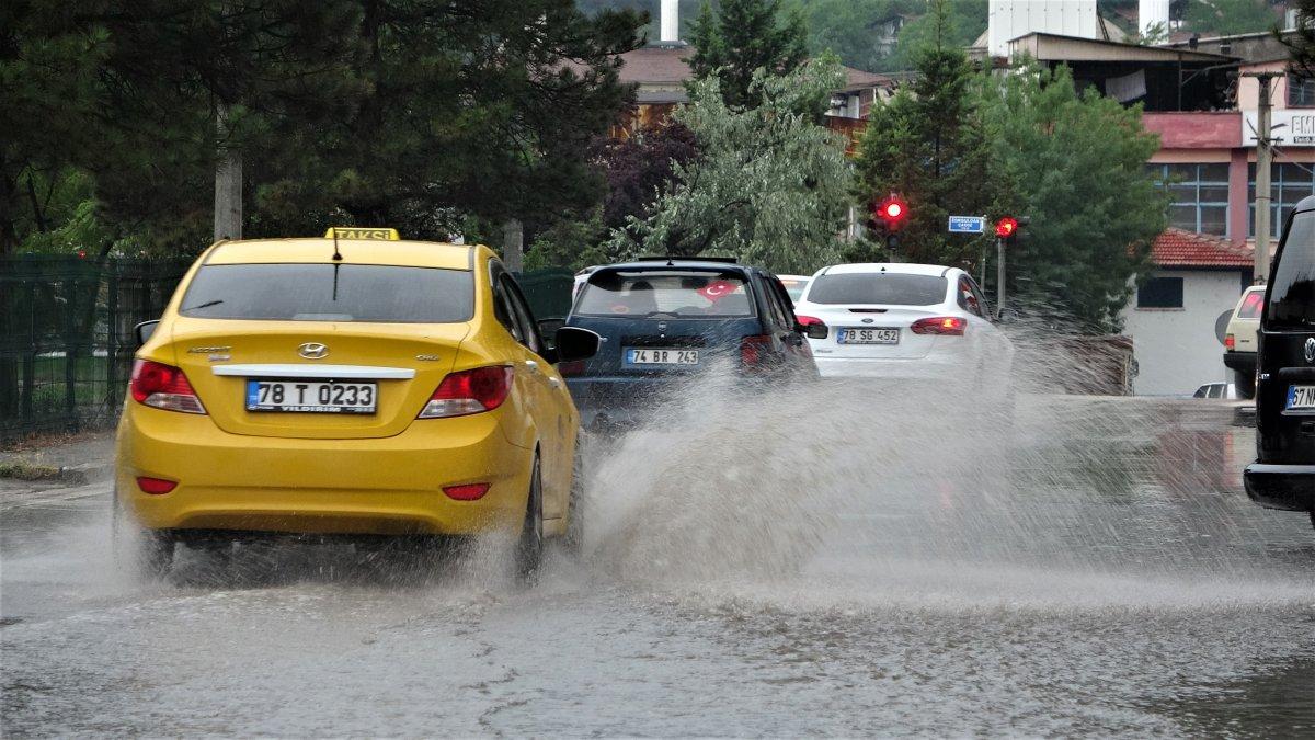 Karabük’te yıldırım düşme anı kamerada