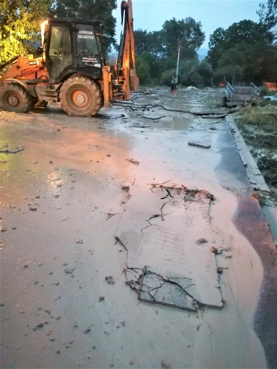 Denizli'de selin gelişini görüntülerken kaçtılar