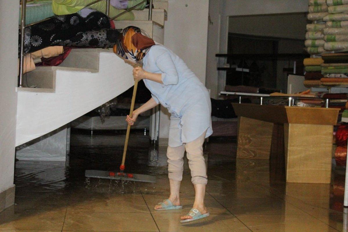 Ankara'da sağanak yağış su baskınlarına neden oldu