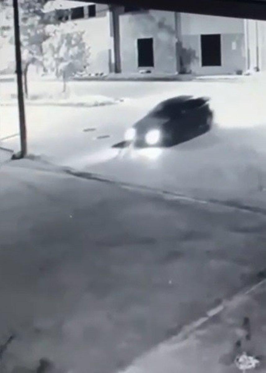 Bursa'da bir sürücü yol ortasında yatan köpeği ezdi