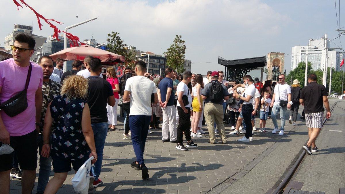 Taksim'de pandemi öncesini aratmayan yoğunluk