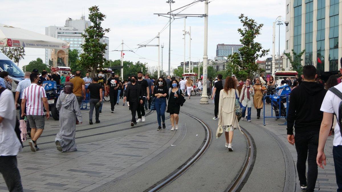 Taksim'de pandemi öncesini aratmayan yoğunluk