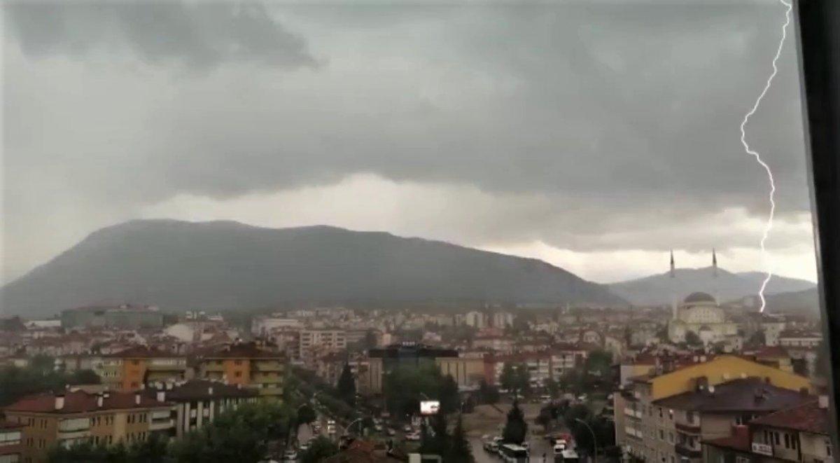 Karabük’te yıldırım düşme anı kamerada